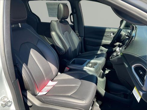New 2026 Chrysler Pacifica Select AWD/4WD image 18