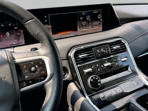 Certified 2025 Nissan Armada SL RWD image 7