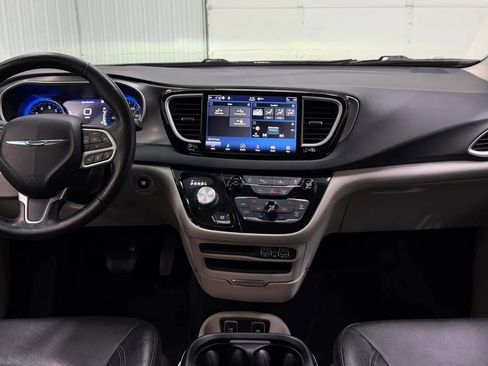 Used 2021 Chrysler Pacifica Touring-L FWD image 13