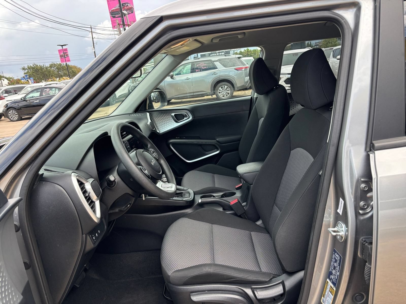 Used 2025 Kia Soul LX w/ LX Technology Package FWD image 24