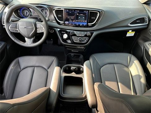 New 2025 Chrysler Pacifica Select image 15