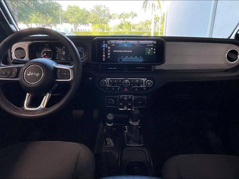 Used 2025 Jeep Wrangler Unlimited Sahara AWD/4WD image 6
