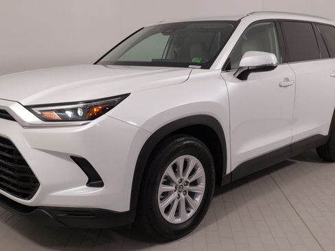 Used 2024 Toyota Grand Highlander XLE image 3