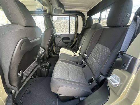 Used 2025 Jeep Gladiator Mojave AWD/4WD image 27