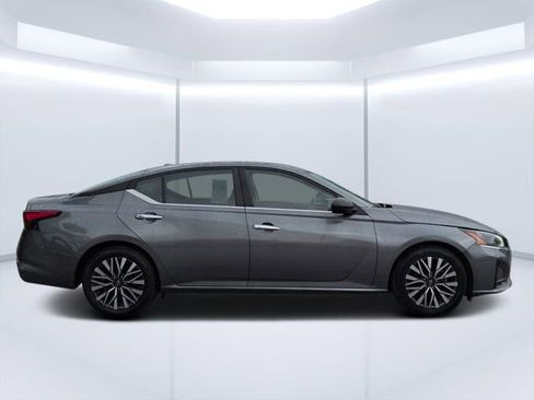 Used 2024 Nissan Altima 2.5 SV FWD image 2