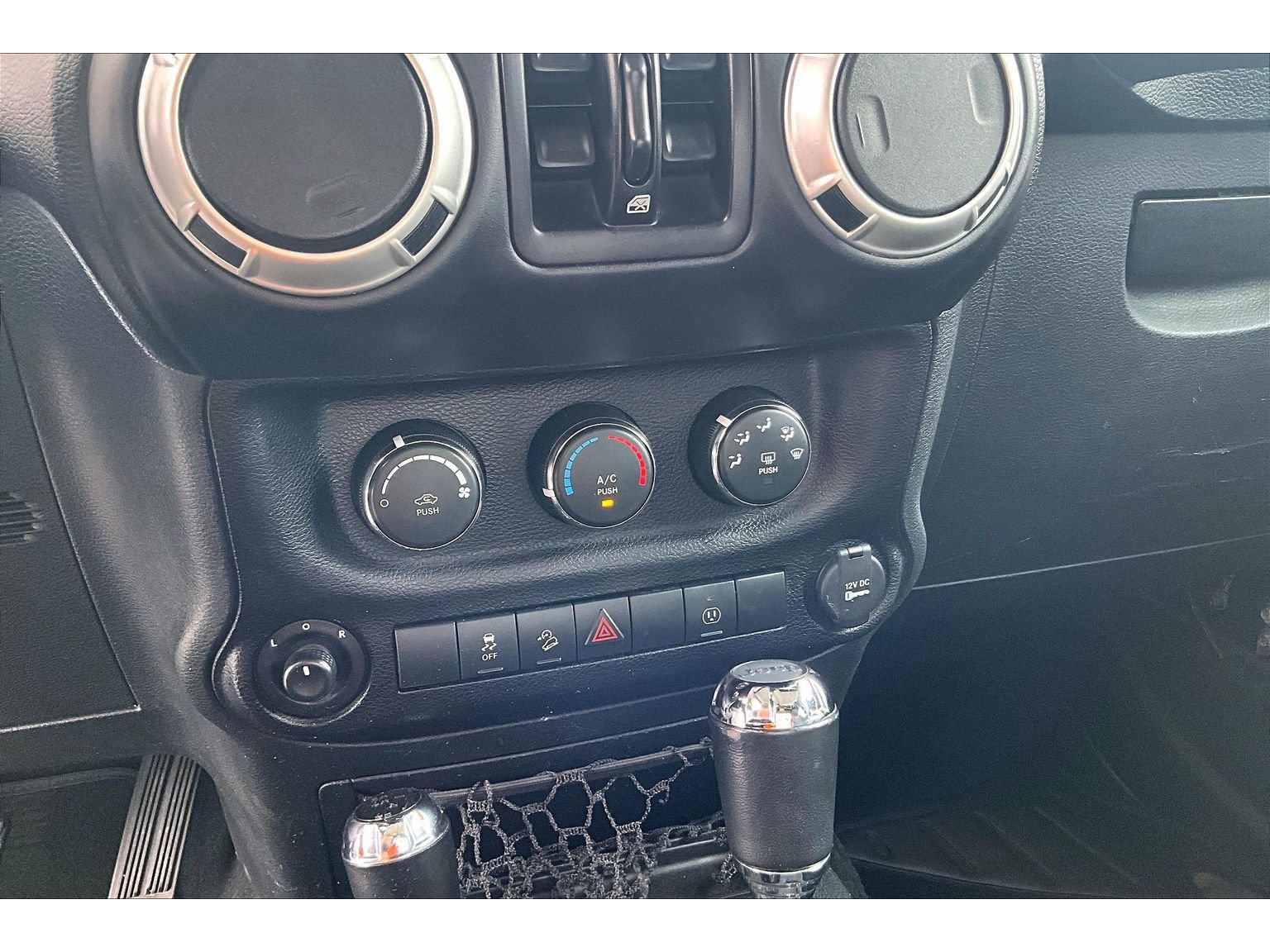 Used 2016 Jeep Wrangler Unlimited Sahara w/ Connectivity Group AWD/4WD image 14