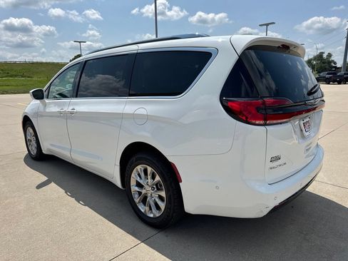 Used 2021 Chrysler Pacifica Touring-L w/ Premium & Safety Sphere Group AWD/4WD image 25