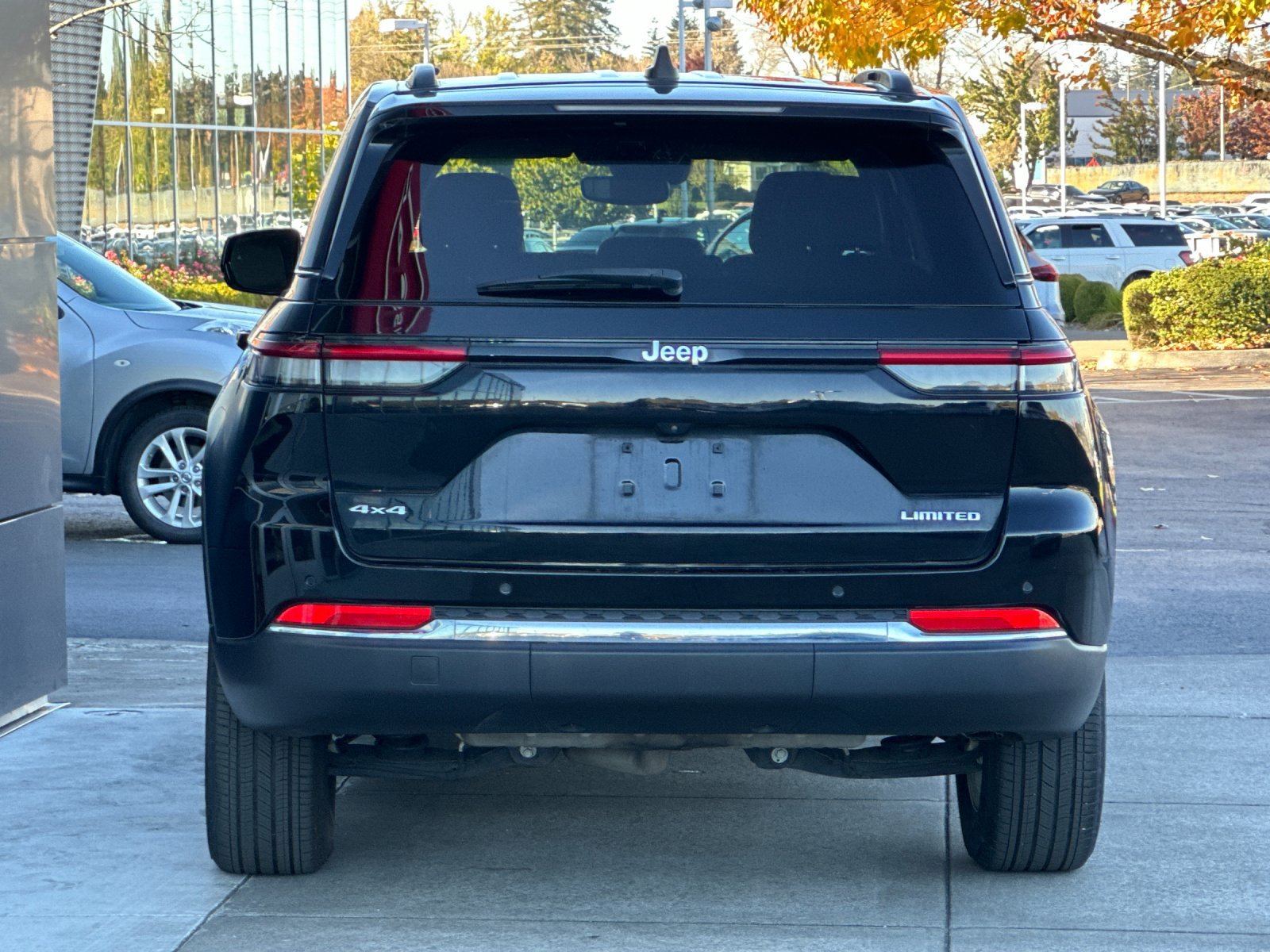 Used 2023 Jeep Grand Cherokee Limited w/ Trailer Tow Prep Group (B) AWD/4WD image 5