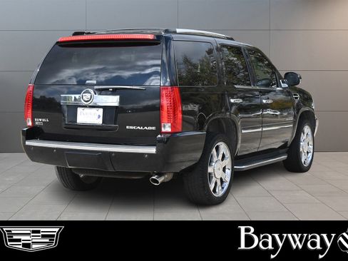 Used 2011 Cadillac Escalade Luxury image 5