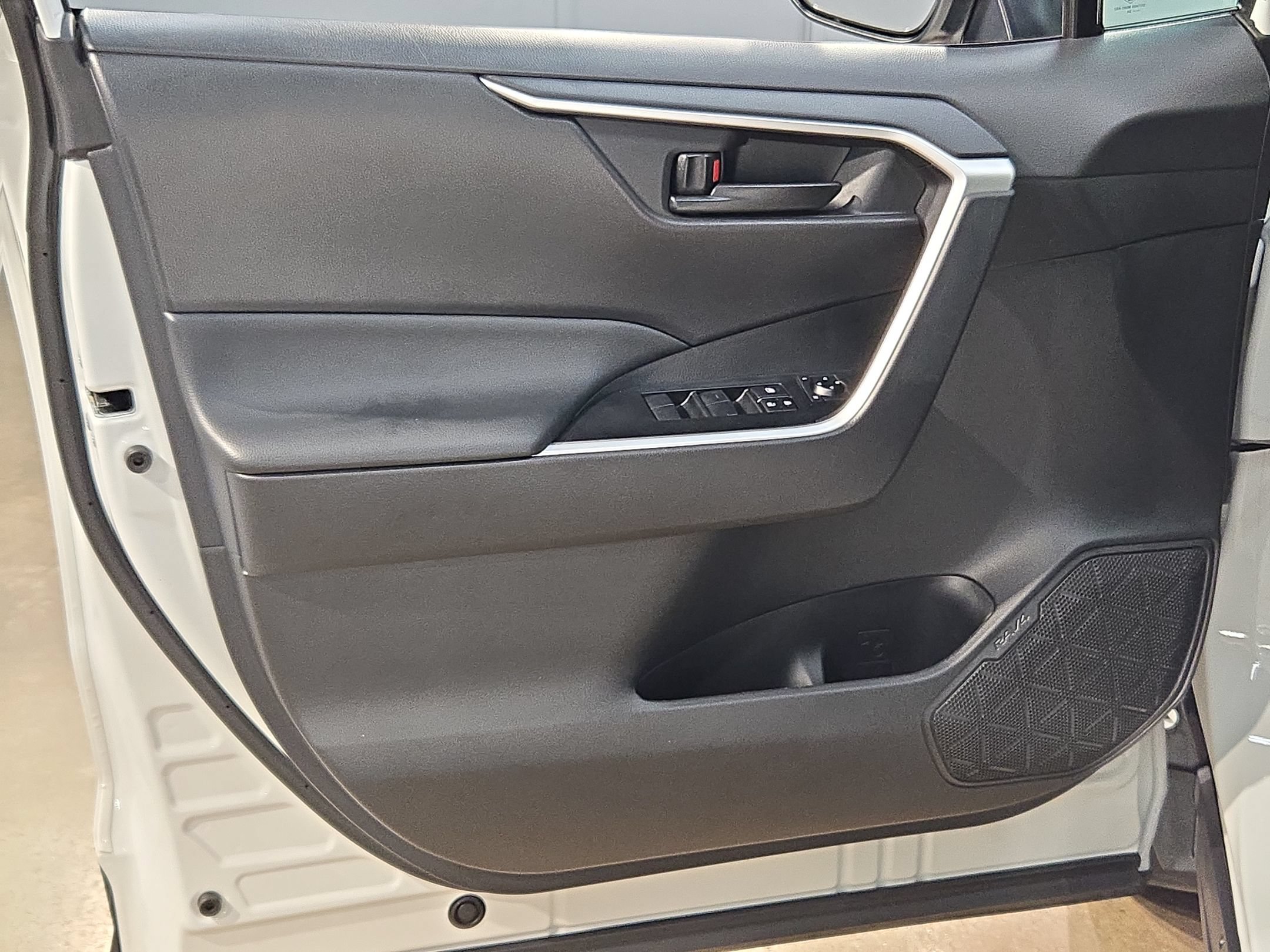 Used 2024 Toyota RAV4 LE FWD image 20