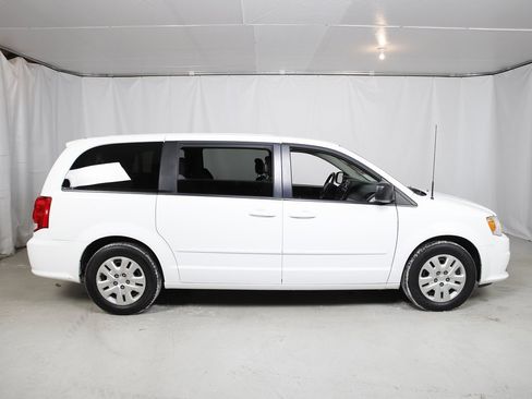 Used 2016 Dodge Grand Caravan SE w/ Quick Order Package 29E SE image 2