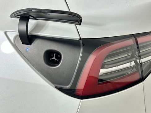 Used 2022 Tesla Model Y Long Range image 34