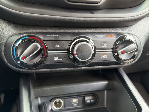 Used 2025 Kia Soul LX w/ LX Technology Package FWD image 11