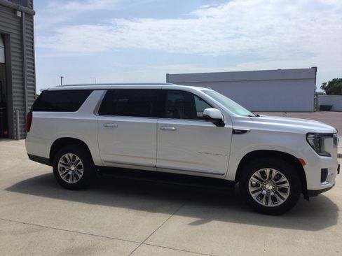 Used 2023 GMC Yukon XL Denali w/ LPO, Floor Liner Package AWD/4WD image 4