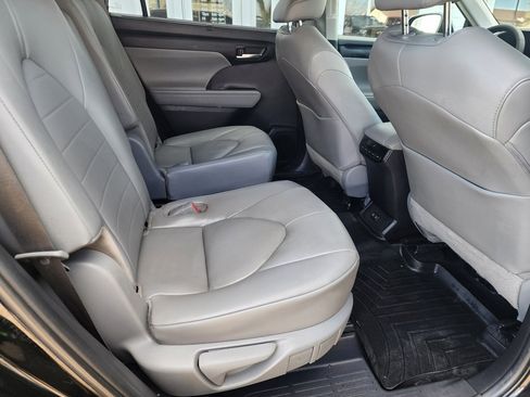 Used 2020 Toyota Highlander XLE image 16