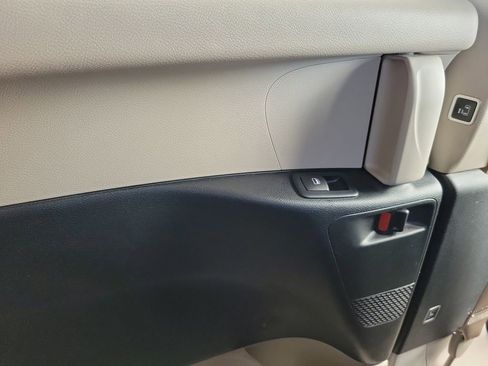 Used 2024 Chrysler Pacifica Touring-L image 5