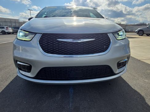 Used 2024 Chrysler Pacifica Touring-L image 3