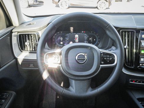 Used 2025 Volvo XC60 B5 Plus image 15