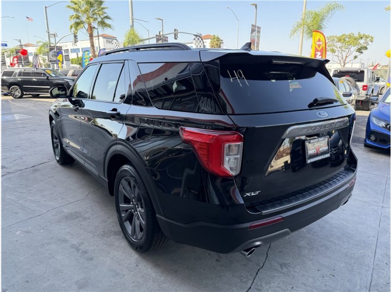 Used 2023 Ford Explorer XLT w/ Equipment Group 202A RWD image 4