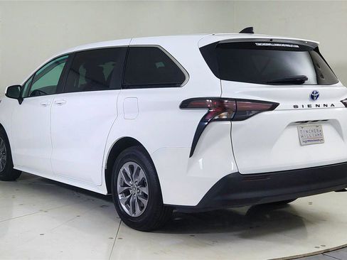 Used 2024 Toyota Sienna LE image 5