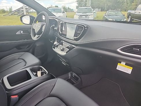New 2026 Chrysler Pacifica Select image 15