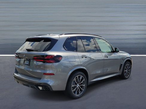 New 2026 BMW X5 xDrive40i w/ M Sport Package AWD/4WD image 3