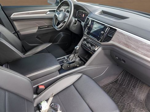 Used 2022 Volkswagen Atlas Cross Sport SE image 31