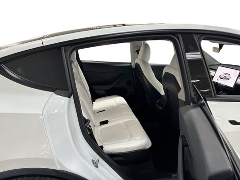 Certified 2023 Tesla Model Y Long Range AWD/4WD image 11