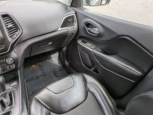 Used 2019 Jeep Cherokee Latitude Plus w/ Cold Weather Group image 17