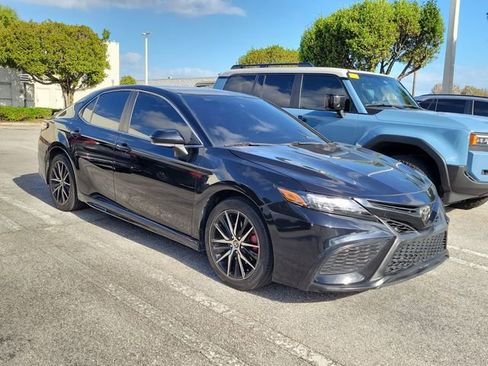 Used 2022 Toyota Camry SE image 2