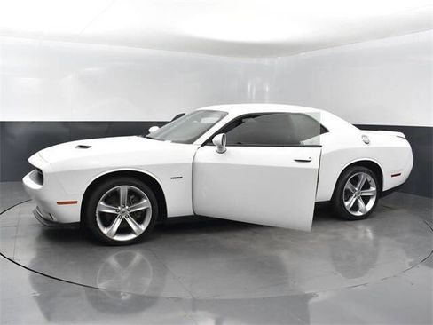 Used 2018 Dodge Challenger R/T image 21