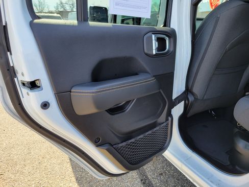 Used 2025 Jeep Wrangler Unlimited Sahara w/ Safety Group AWD/4WD image 16