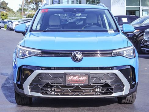 Used 2025 Volkswagen Taos SE FWD image 2