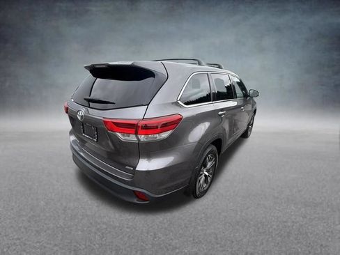 Used 2019 Toyota Highlander LE AWD/4WD image 5