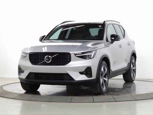 Certified 2025 Volvo XC40 B5 Plus image 3