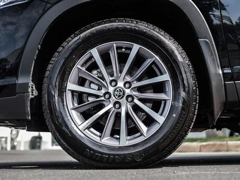 Used 2019 Toyota Highlander XLE AWD/4WD image 16