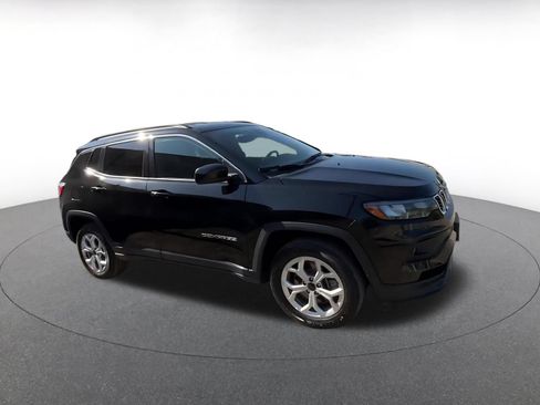Used 2025 Jeep Compass Latitude AWD/4WD image 2