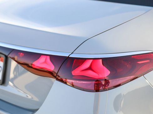 Used 2025 Mercedes-Benz E 350 Sedan image 9