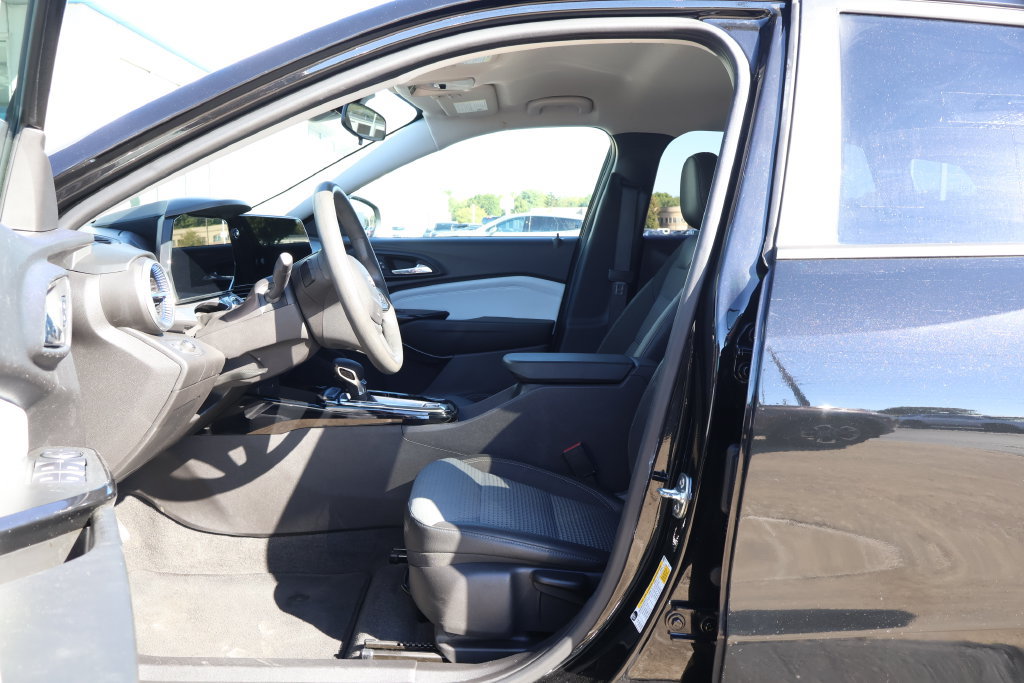 Used 2025 Chevrolet Trax LT FWD image 9
