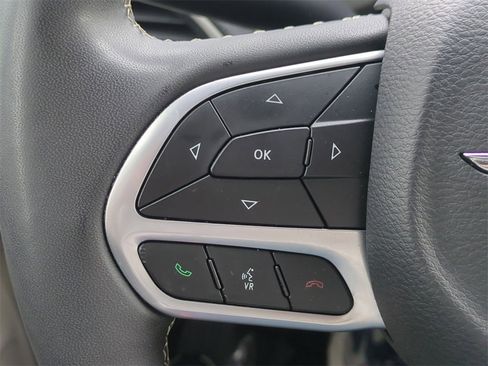 Used 2023 Chrysler Pacifica Touring-L image 26