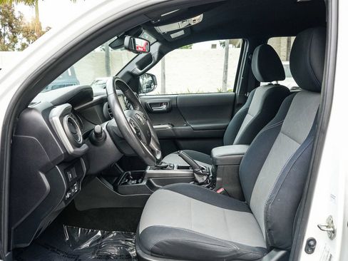 Used 2021 Toyota Tacoma TRD Sport w/ Technology Package AWD/4WD image 16