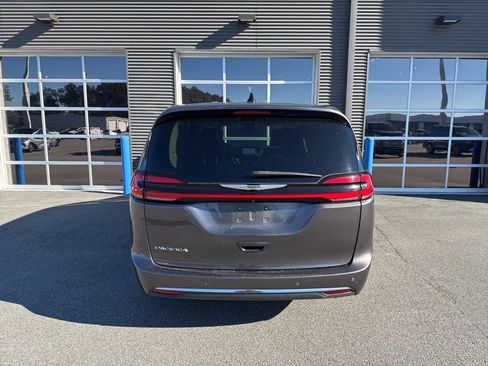 Used 2023 Chrysler Pacifica Touring-L image 3