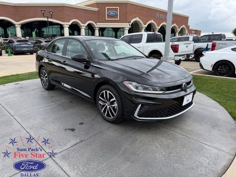 Used 2025 Volkswagen Jetta SE image 1