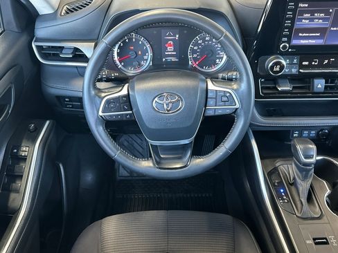 Used 2022 Toyota Highlander LE FWD image 13