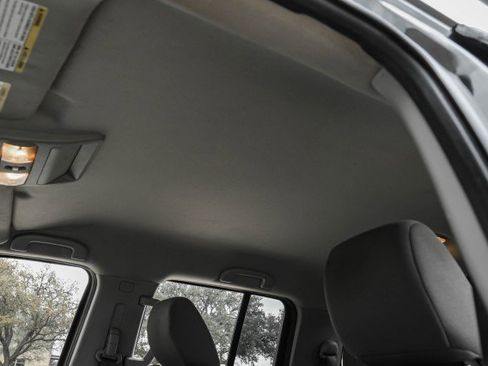 Used 2021 Nissan Frontier SV w/ Midnight Edition Floor Mats image 28