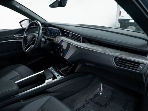 Used 2024 Audi Q8 e-tron Premium Plus image 26