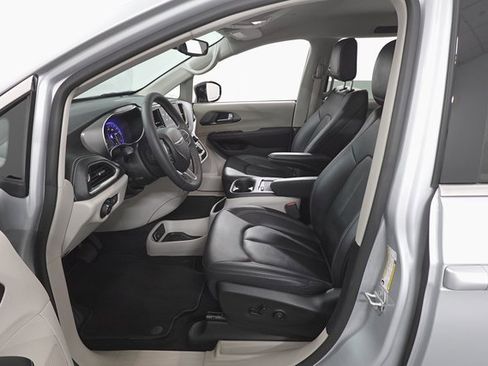 Used 2024 Chrysler Pacifica Touring-L image 9