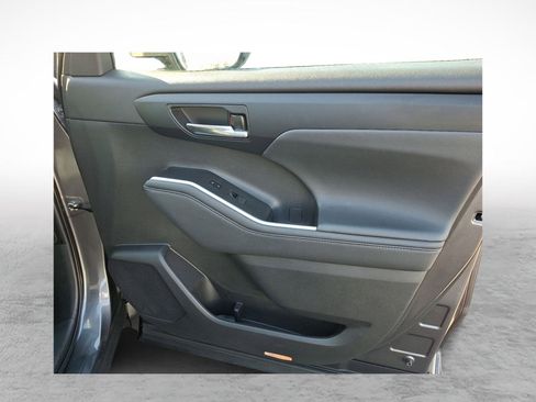 Used 2022 Toyota Highlander XLE image 10