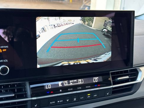 Used 2026 Toyota Sienna XLE FWD image 21