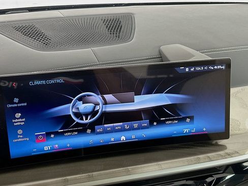 Used 2025 BMW X7 M60i w/ Climate Comfort Package image 14